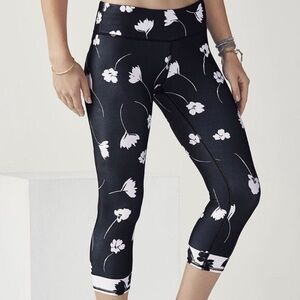 💛 Fabletics Grey And White Floral Capris Leggings